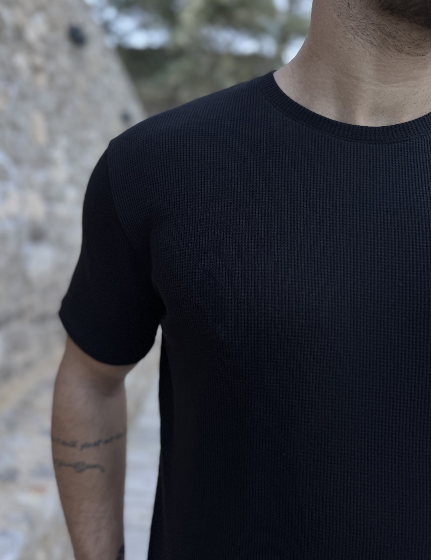 Ανδρική μαύρη κοντομάνικη μπλούζα με ανάγλυφο ύφασμα R260330 φωτογραφία